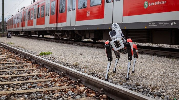 Deutsche Bahn (DB) testet Roboterhund Spot bei der S-Bahn München